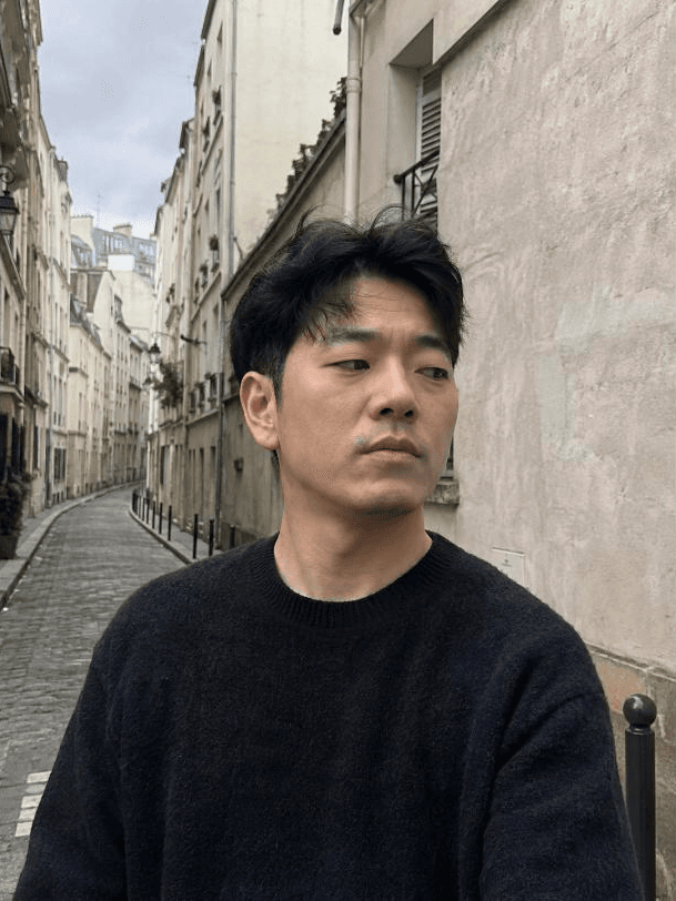 인물은 그대로, 배경만 순간이동 — 빛까지 맞춰서 결과 1
